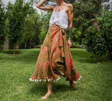 Load image into Gallery viewer, Sundar Kantha Skirt M-L (2173)